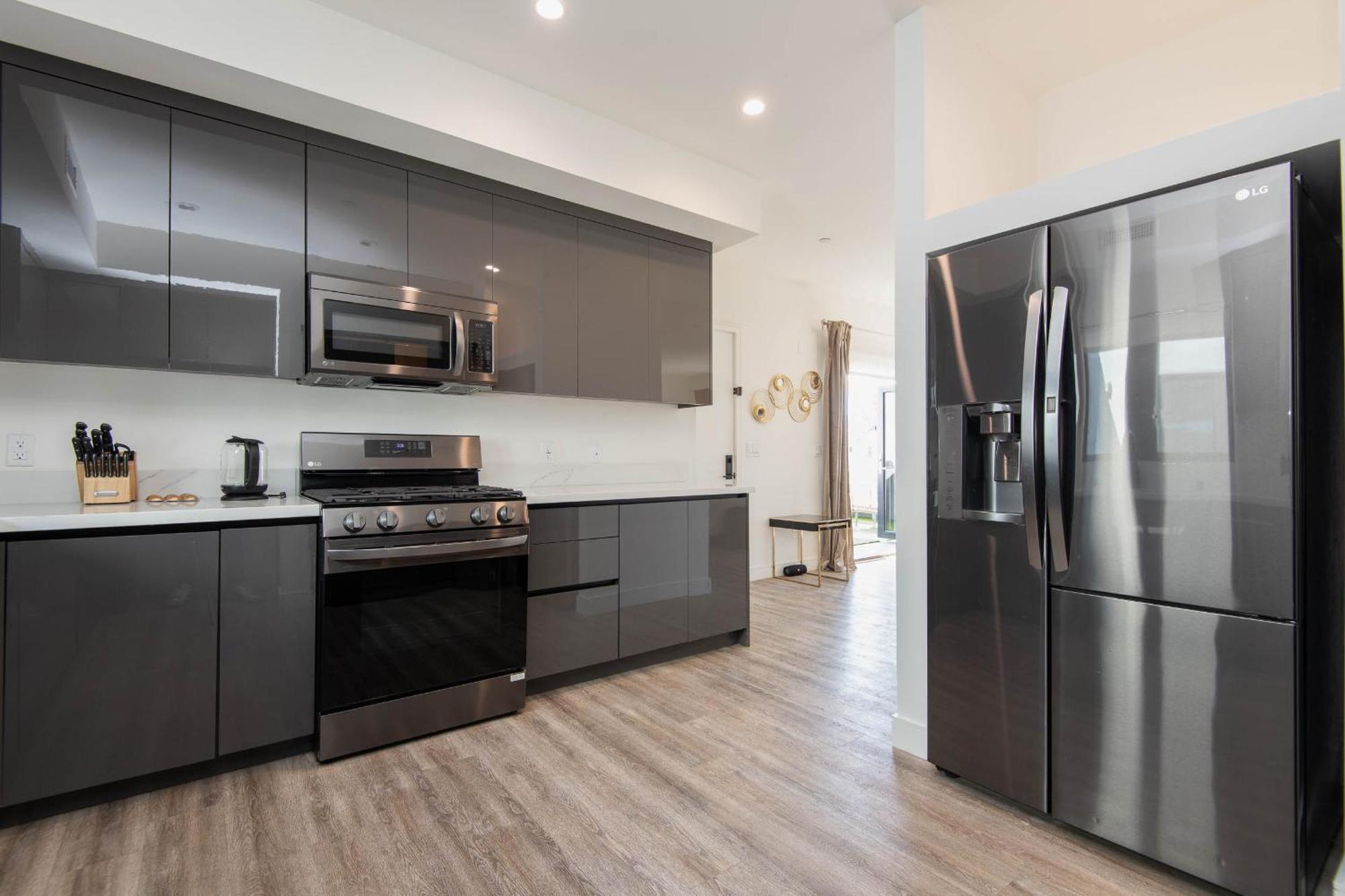 Regency Modern Apartments Глендейл Екстериор снимка