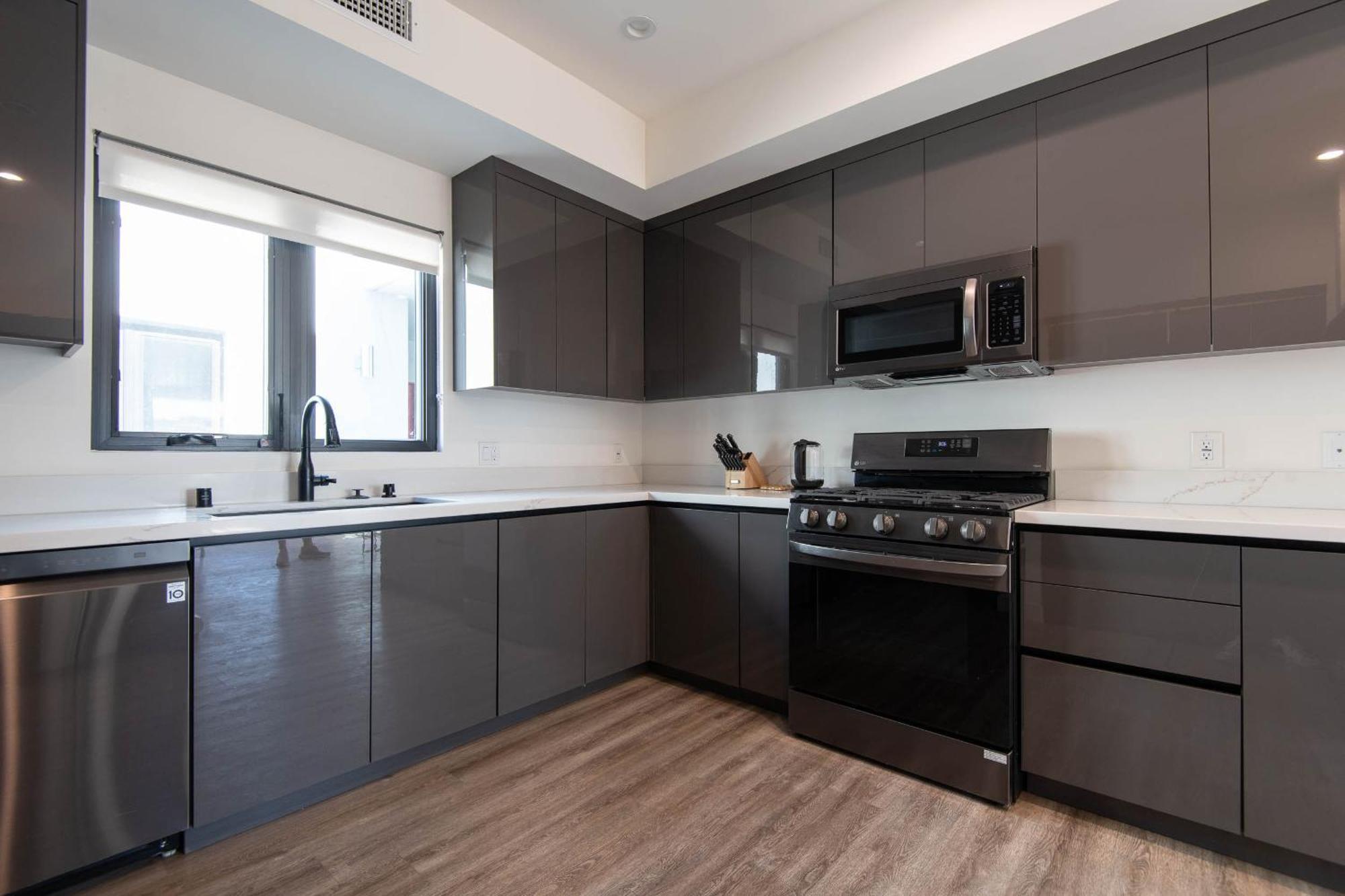 Regency Modern Apartments Глендейл Екстериор снимка