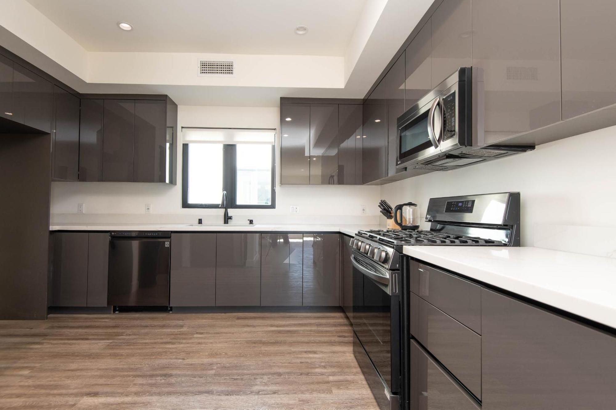 Regency Modern Apartments Глендейл Екстериор снимка
